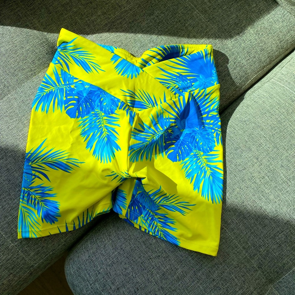 Booty scrunch short NWOT